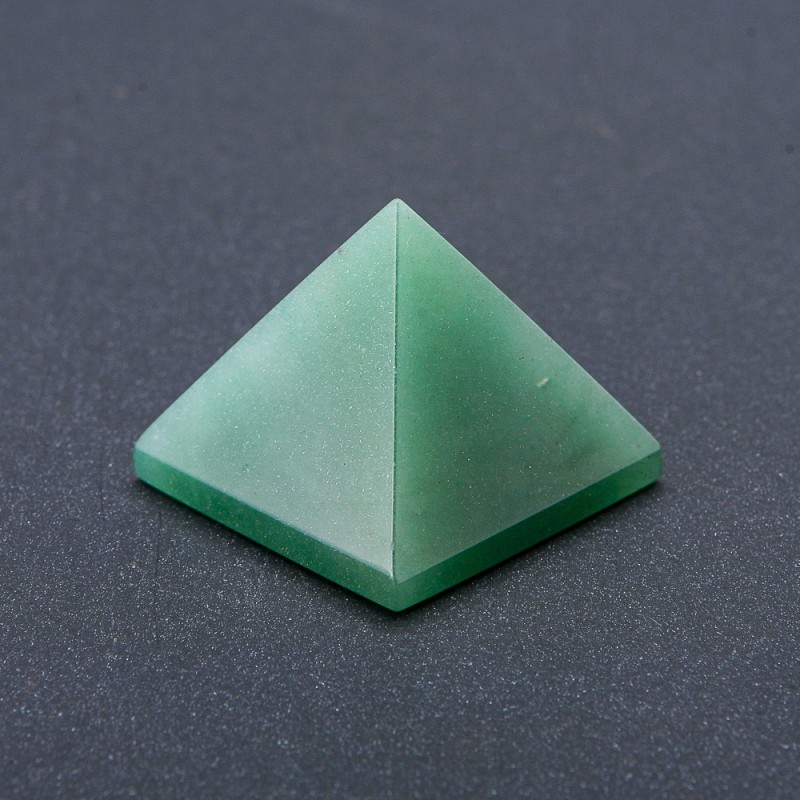 Souvenir-Pyramide aus Nephrit, Höhe ca. 29 mm, Länge ca. 37 mm