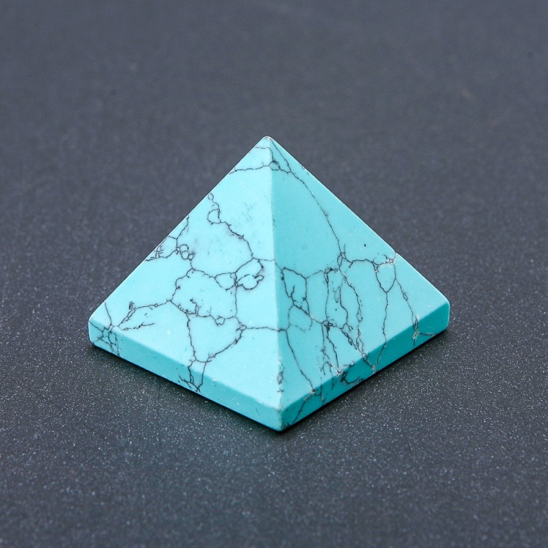 Pyramide aus gepresstem Türkis-Naturstein, Höhe ca. 30 mm, Basislänge ca. 37 mm
