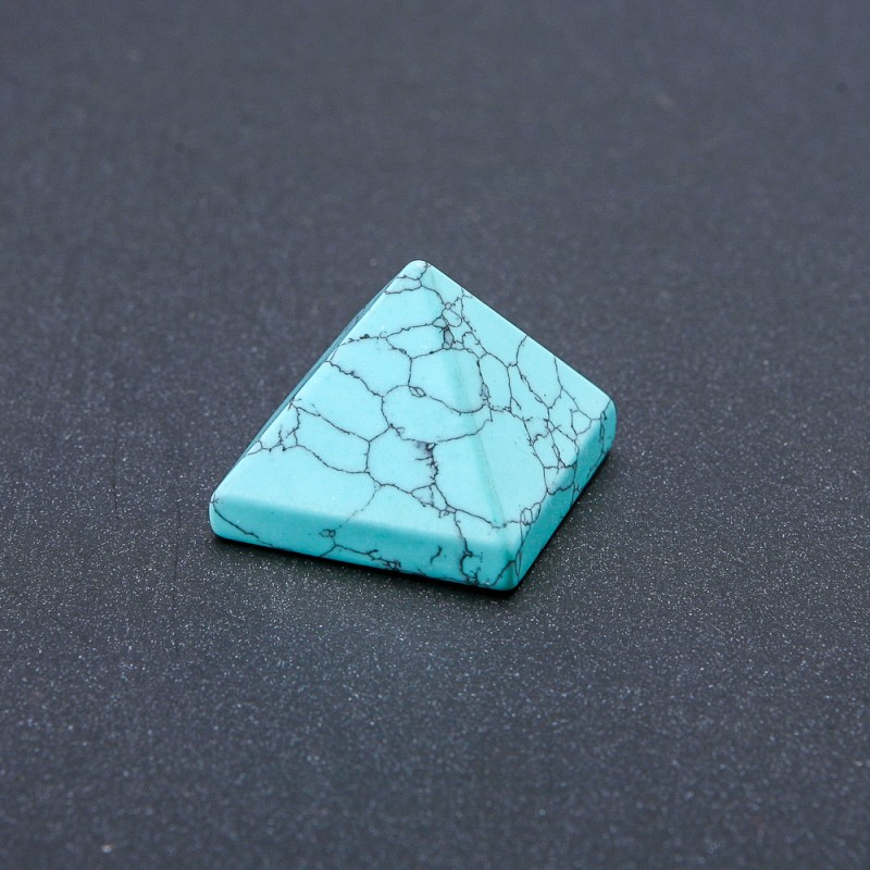 Pyramide aus gepresstem Türkis-Naturstein, Höhe ca. 23 mm, Länge ca. 29 mm