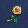 Sonnenblumenbrosche aus goldfarbenem Metall mit goldfarbenen Blütenblättern und gelben Chameleon-Strasssteinen 56×27 mm +