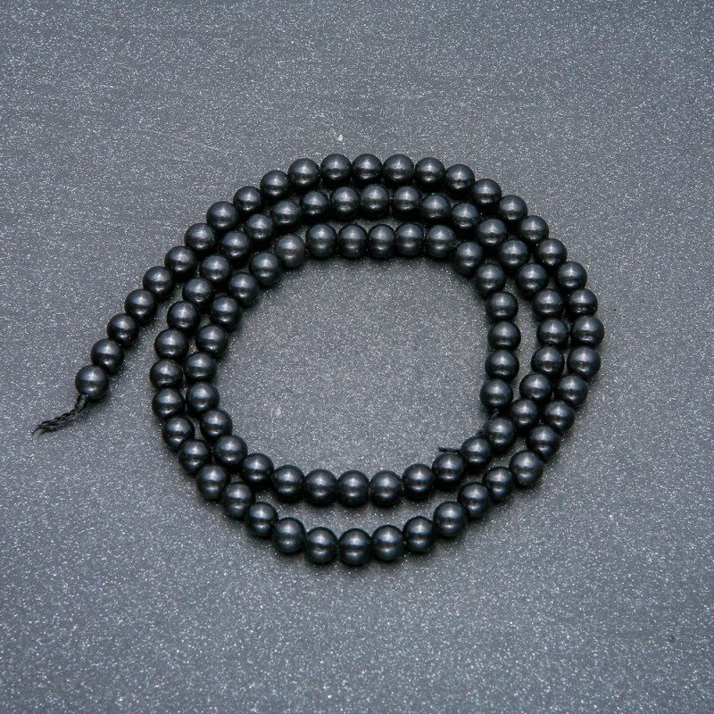 Schungit-Perlen auf Schnur, Naturstein, glatte Kugeln, Durchmesser ca. 4,5 mm, Länge ca. 39 cm