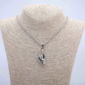 Anhänger 'Handgeste' 50×20 mm an einer Kette, Länge ca. 70 cm, silberfarbenes Metall