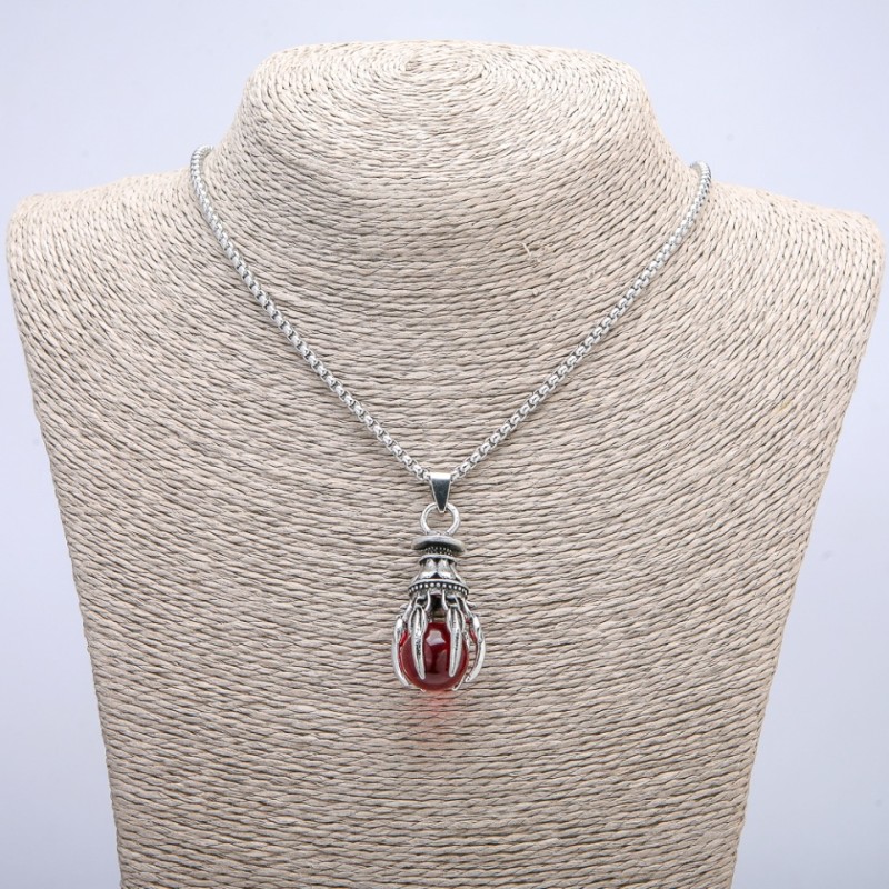 Anhänger „Ball in der Pfote“ rot 45×17 mm an Kette, Länge ca. 70 cm, silberfarbenes Metall