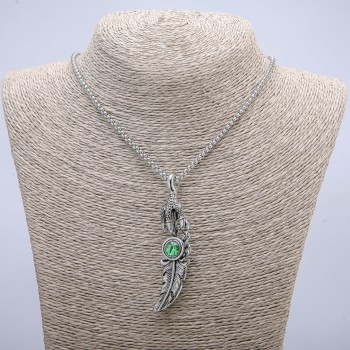 Anhänger 'Pfote mit Feder und Drachenauge' 70 × 20 mm an Kette, Länge 70 cm, silberfarbenes Metall