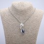 Anhänger „Vogel mit Kugel“ 47 × 18 mm an einer Kette, Länge 70 cm, silberfarbenes Metall