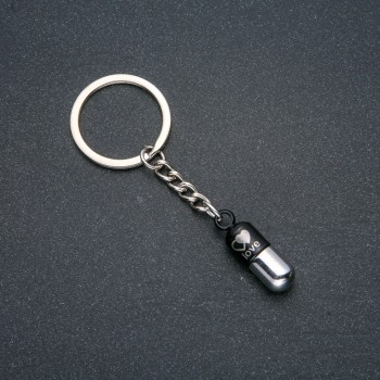 Anhänger 'Liebes-Kapsel', Durchmesser 30 × 9 mm, Länge 8 cm, silberfarbenes Metall