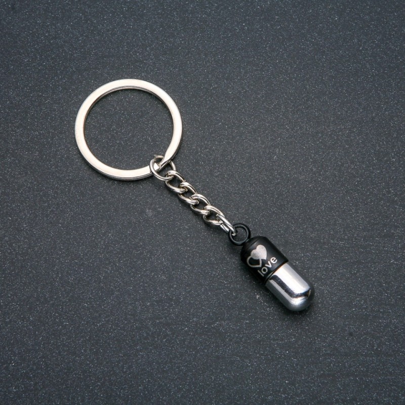 Anhänger 'Liebes-Kapsel', Durchmesser 30 × 9 mm, Länge 8 cm, silberfarbenes Metall