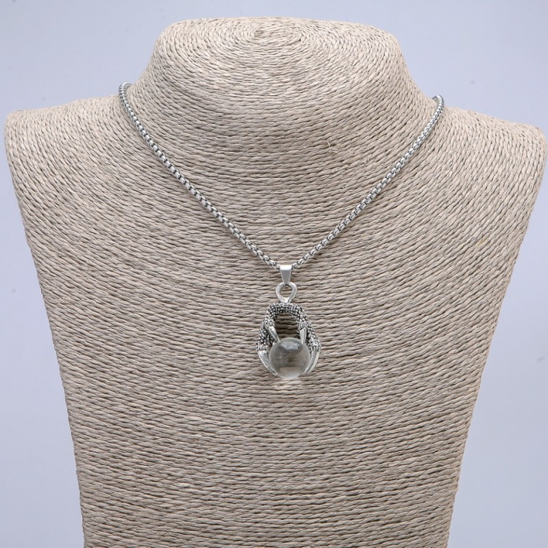 Anhänger «Ball in der Pfote» 42 × 22 mm an einer Kette, Länge ca. 70 cm, silberfarbenes Metall