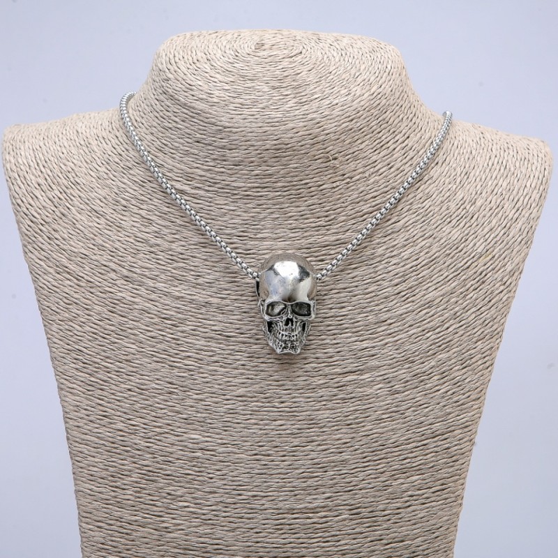 Schädelanhänger 28×17 mm an Kette, Länge 65 cm, Silberfarbton