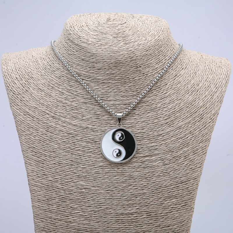 Anhänger Yin-Yang 37 × 25 mm, an einer Kette, Länge 65 cm, Metallfarbe Silber