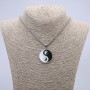 Anhänger Yin-Yang 37 × 25 mm, an einer Kette, Länge 65 cm, Metallfarbe Silber