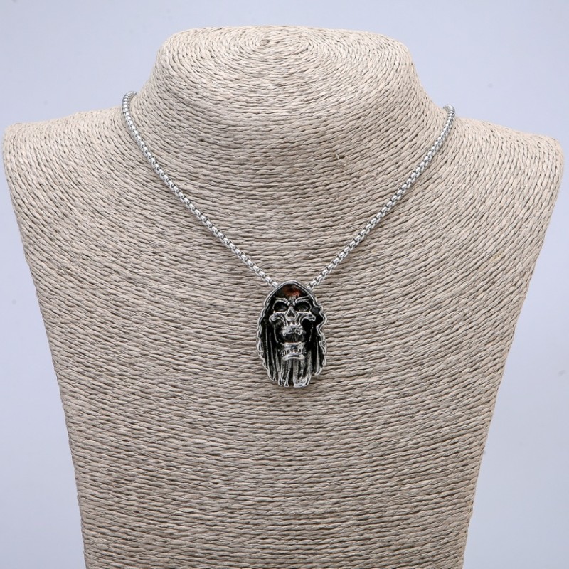 Schädelanhänger silberfarben an Kette, 65 cm