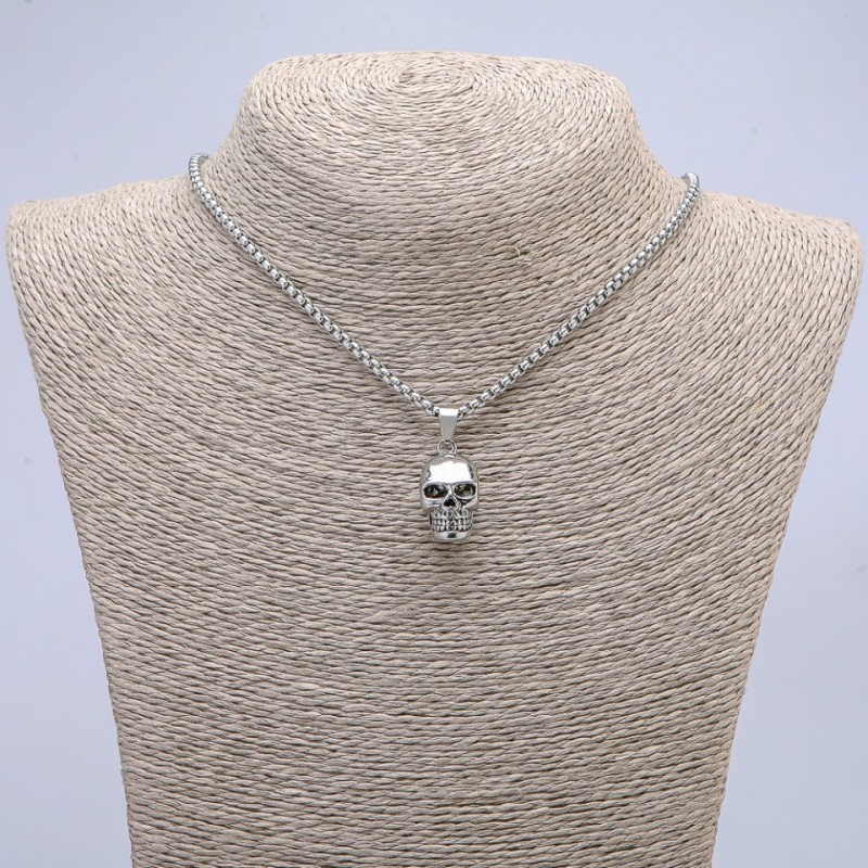 Schädelanhänger 25×10 mm an Kette, Länge 65 cm, Metallfarbe Silber