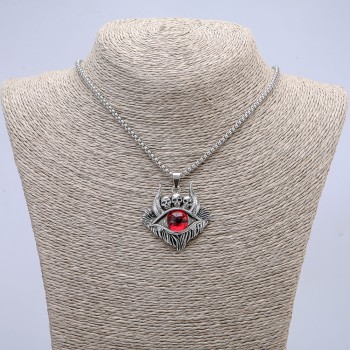 Anhänger 'Dämonenauge' 45×40 mm an Kette, Länge ca. 70 cm – silberfarbenes Metall