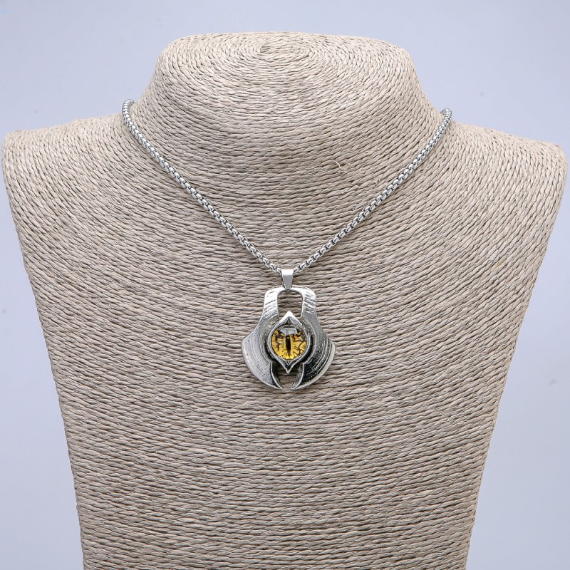 Anhänger „Drachenauge“ in einer Fassung 43×35 mm an einer Kette, Länge 70 cm, silberfarbiges Metall