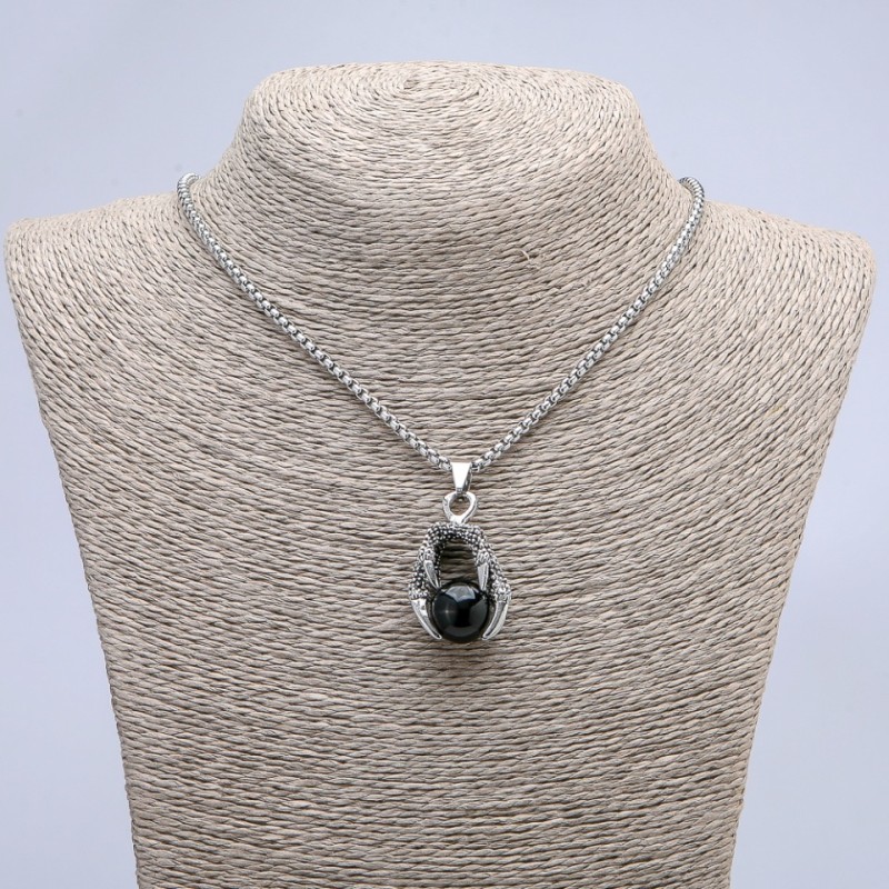 Anhänger „Ball in der Pfote“ schwarz, 42 × 22 mm, an einer silberfarbenen Kette, Länge ca. 70 cm, silberfarbenes Metall