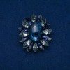 Brosche Blume 50 × 43 mm Cabochon-Achat, Farbe Blau, Grau, silberfarbenes Metall
