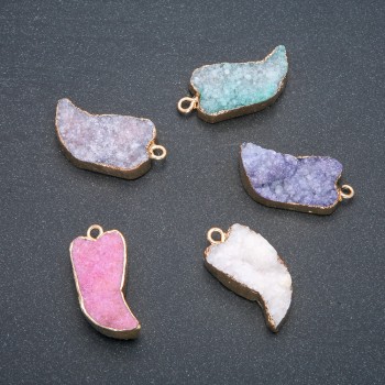 Anhänger in goldfarbener Fassung, Druse einer Geode, Durchmesser ca. 30 × 16 mm, Farbauswahl