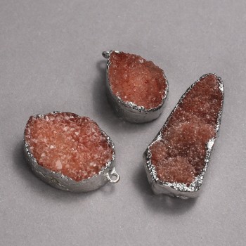 Anhänger in silberfarbener Fassung mit orangefarbener Druse einer Geode, Durchmesser ca. 33 × 20 mm, in verschiedenen Größen