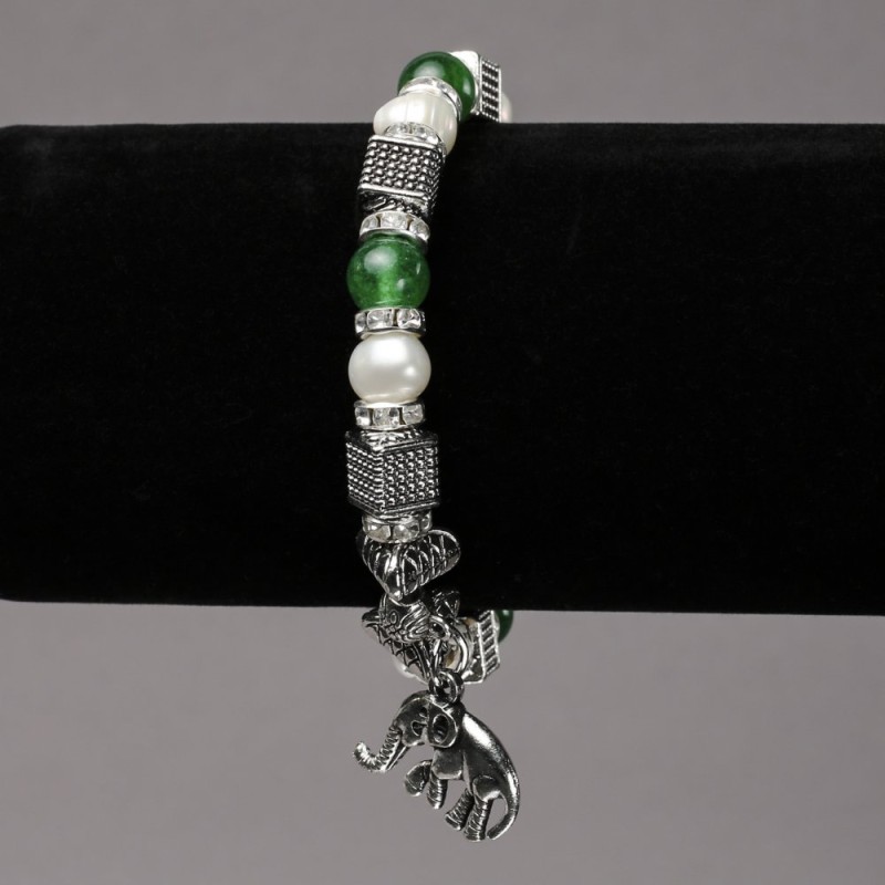Elastisches Armband aus Süßwasserperlen und Chrysopras mit silbernen Einsätzen, Strasssteinen und Anhängern, Durchmesser ca. 8 mm, Länge ca. 18 cm
