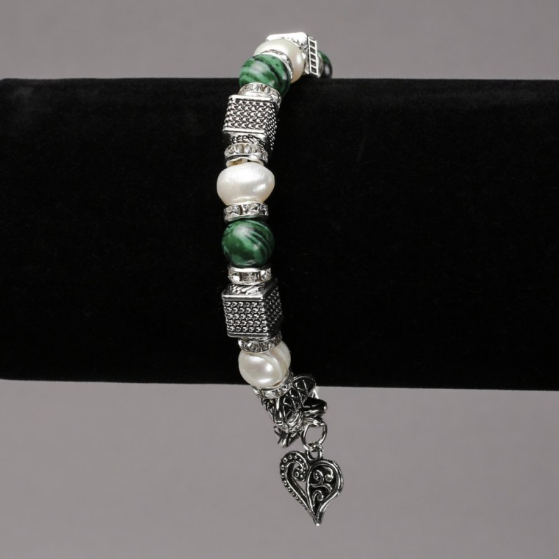 Elastisches Armband aus Süßwasserperlen und Malachit mit silberfarbenen Einsätzen, Strasssteinen und Anhängern, Durchmesser ca. 8 mm, Länge ca. 18 cm