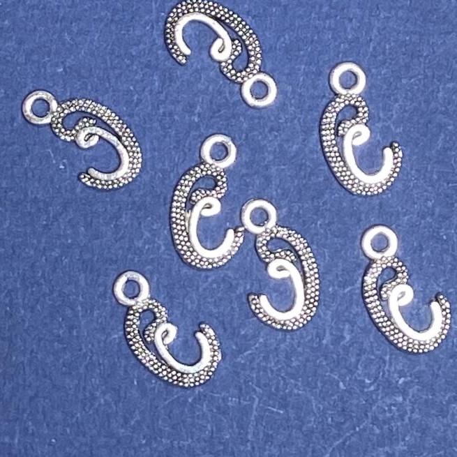 Anhänger mit Initial 'S' in Silberfarbe, 17×10 mm, Verpackung 20 g, ca. 30 Stück
