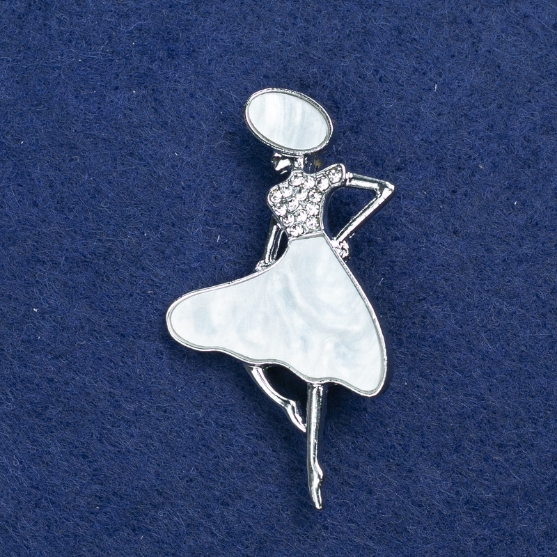 Ausverkauf! Brosche Dame im Hut silberfarbenes Metall, Perlmutt und Strass 48×27 mm +