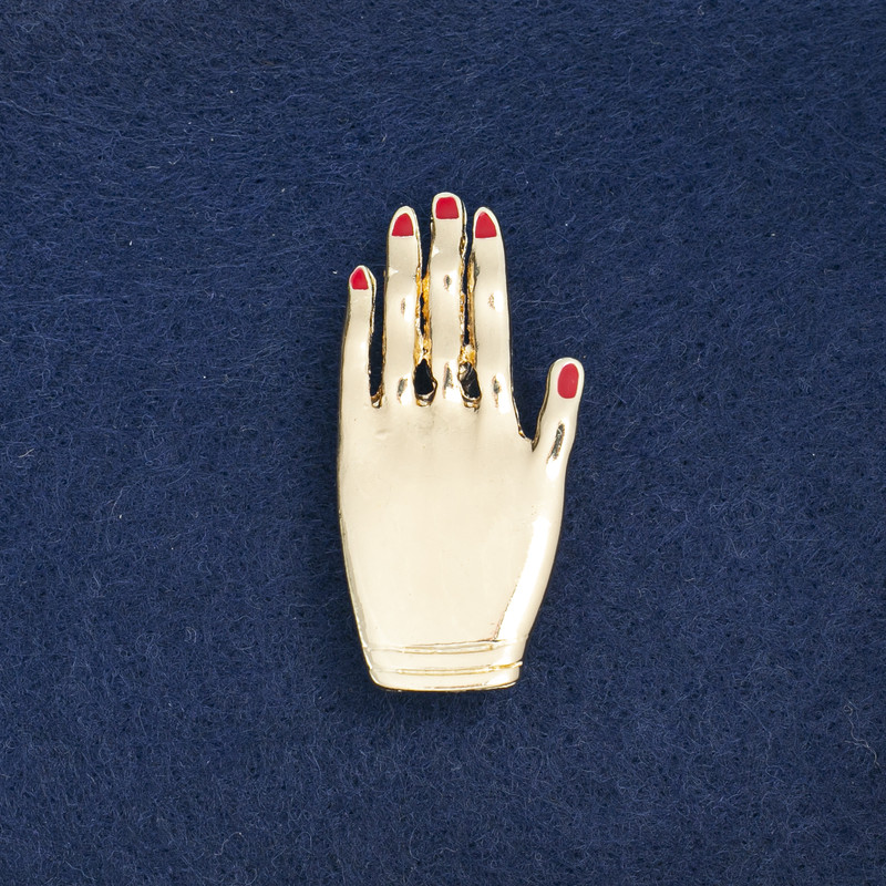 Ausverkaufsbrosche „Hand“ aus goldfarbenem Metall und Emaille 44 × 21 mm +