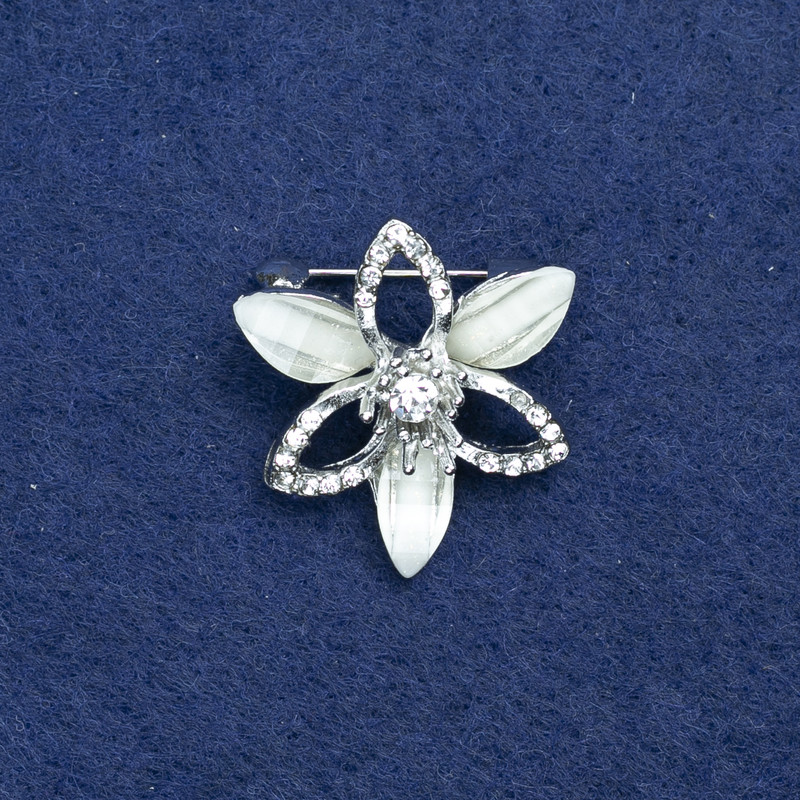 Sale! Brosche 'Blume' aus silberfarbenem Metall, Kristalle und weiße Strasssteine 27 mm +