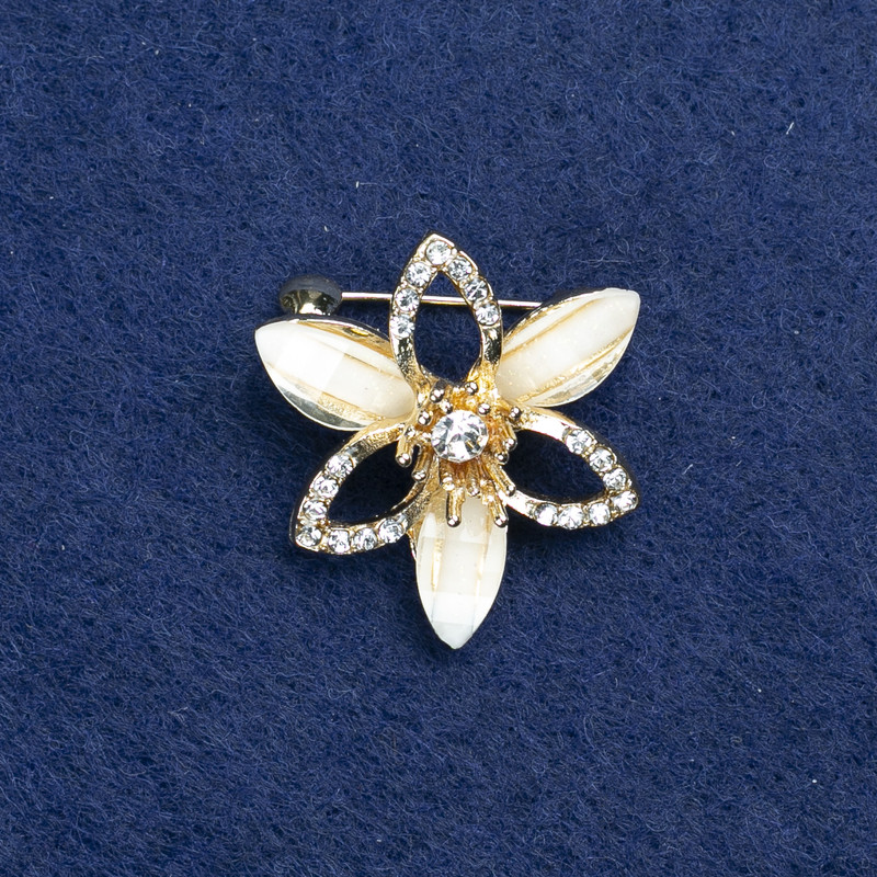 Ausverkauf! Blumenbrosche aus goldfarbenem Metall, Kristallen und weißen Strasssteinen, Ø 27 mm +