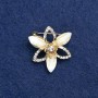 Ausverkauf! Blumenbrosche aus goldfarbenem Metall, Kristallen und weißen Strasssteinen, Ø 27 mm +