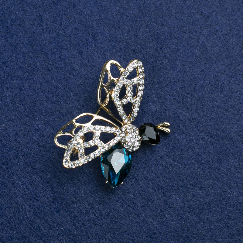Sale! Brosche Schmetterling aus goldfarbenem Metall, blaue und schwarze Kristalle und weiße Strasssteine 41×33 mm +