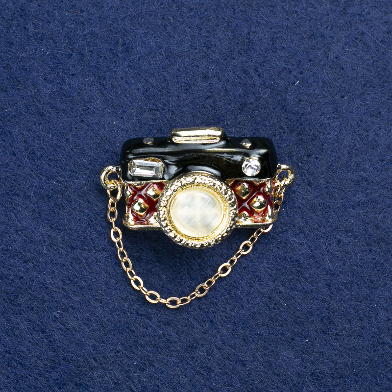 Ausverkauf! Brosche Fotoapparat aus goldenem Metall, Katzenauge, Emaille und Strasssteine 32×15 mm +