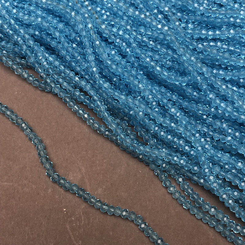 Perlen tschechischer Kristall auf Nylonschnur, himmelblau-transparent, facettierte Rondellen, Durchmesser 3 x 2,5 mm, Länge 36 cm ±
