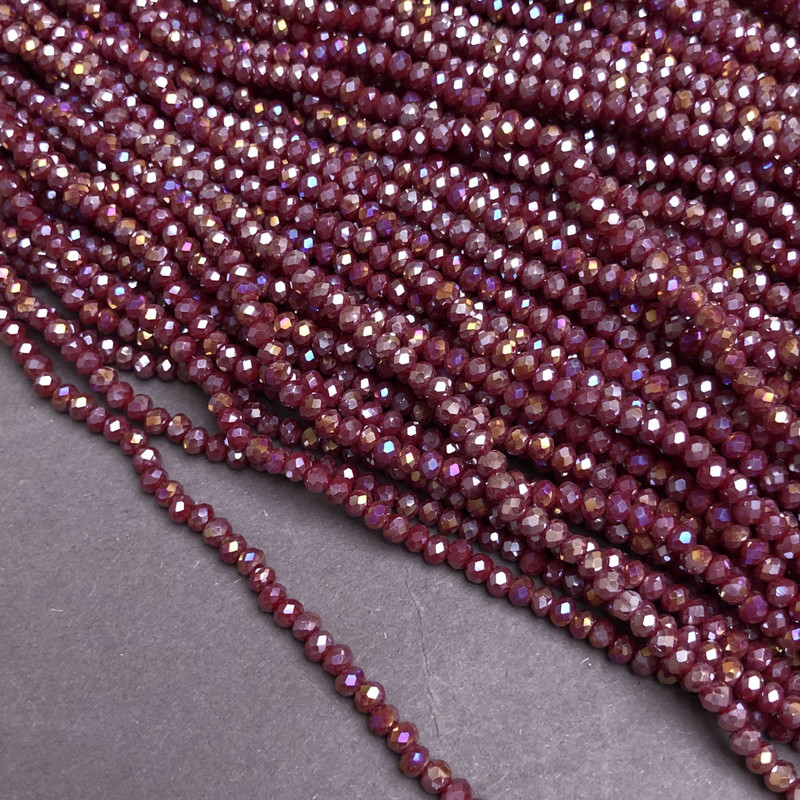 Perlen aus tschechischem Kristall, burgundrot matt, mit petrolfarbigem Schimmer, facettierte Rondellen, Durchmesser 3 × 2,5 mm, Länge ca. 36–38 cm +
