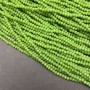 Perlen aus tschechischem Kristall auf Faden – limettenfarbene, matte facettierte Rondellen, Durchmesser 3 × 2,5 mm, Länge ca. 36–38 cm