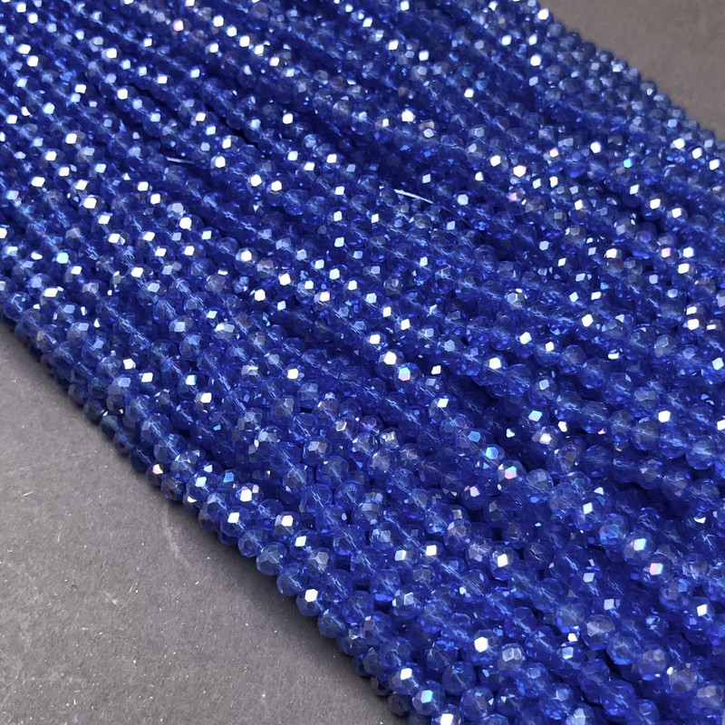 Perlen aus tschechischem Kristall auf der Schnur, blau-transparent mit benzinfarbenem Schimmer, facettierte Rondellen, Durchmesser ca. 3,5 × 3 mm, Länge 36–38 cm