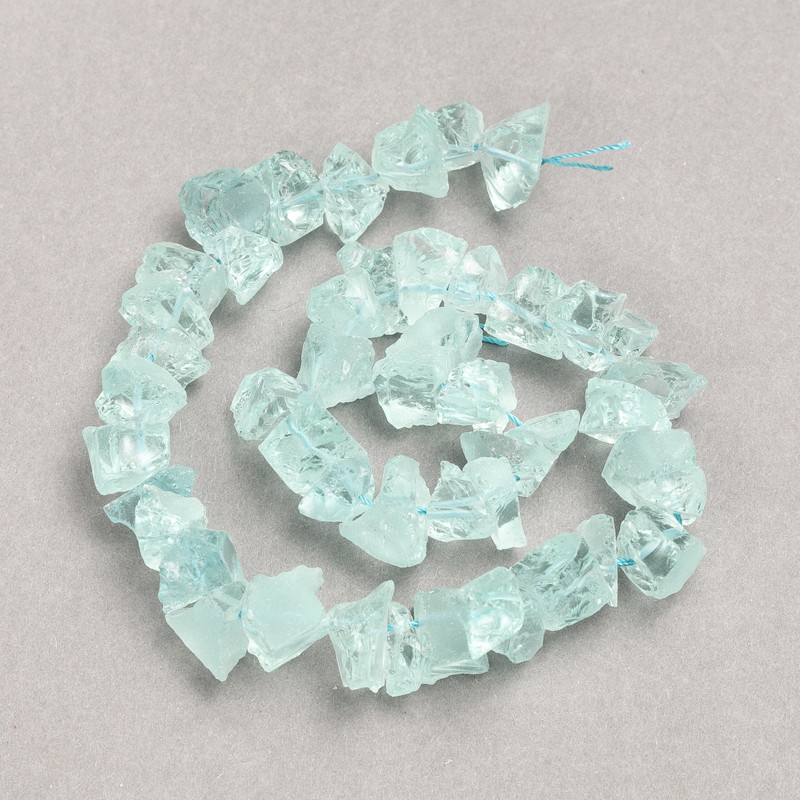 Perlen auf Schnur – blau getöntes Rohquarz, Durchmesser 13×10 mm, Länge 41 cm