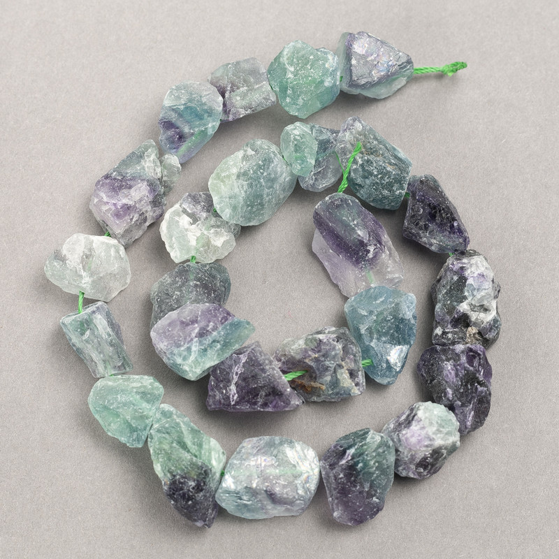 Perlen auf Schnur – unbehandelter Fluorit, Tropfenform, Durchmesser ca. 14x12 mm, Länge 41 cm