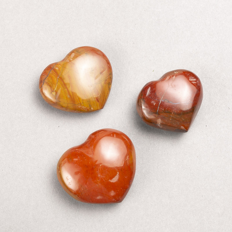 Souvenirstein in Herzform aus rotem Jaspis, assortiert, Größen 35×40 mm ± (Preis pro 100 g)