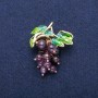 Brosche-Anhänger Weintraube mit Amethyst-Perlen und grüner Emaille, goldfarbenes Metall 35×45 mm