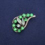 Brosche – Ästchen mit grünem Katzenauge und Emaille, goldfarbiges Metall, 28 × 52 mm
