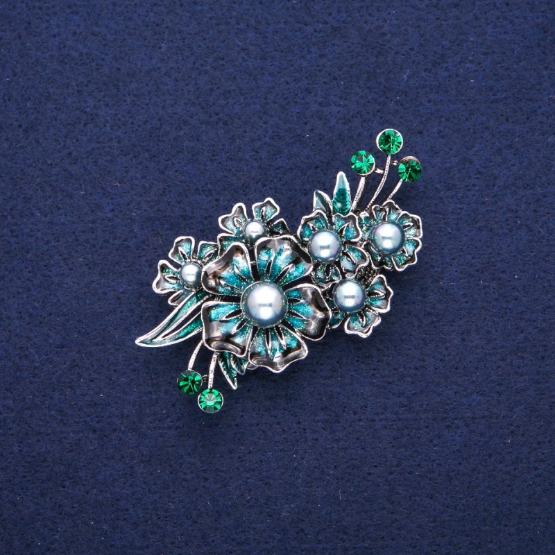 Brosche «Blumenstrauß mit Perle», mit blauer Emaille und grünen Strasssteinen, silberfarbenes Metall 33×58 mm
