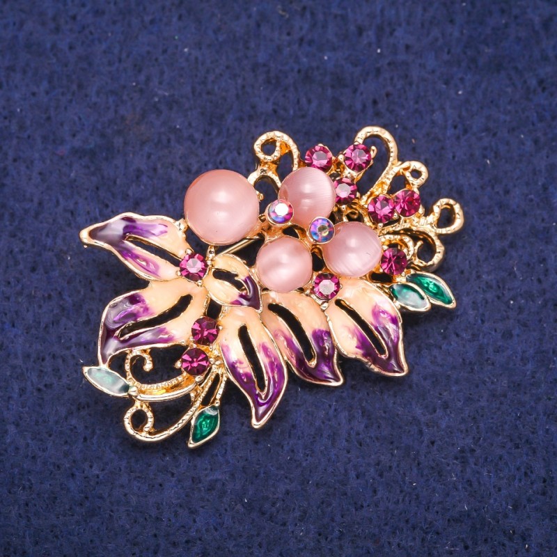 Brosche Blume in lilafarbenen Strasssteinen mit Emaille und Katzenaugenstein, goldfarbenes Metall 36 × 45 mm
