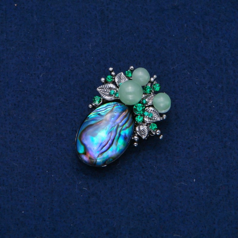 Brosche Akzent 42 × 30 mm, Cabochon aus Halit, mit Perlen und Strasssteinen, silberfarbenes Metall