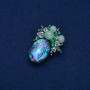Brosche Akzent 42 × 30 mm, Cabochon aus Halit, mit Perlen und Strasssteinen, silberfarbenes Metall