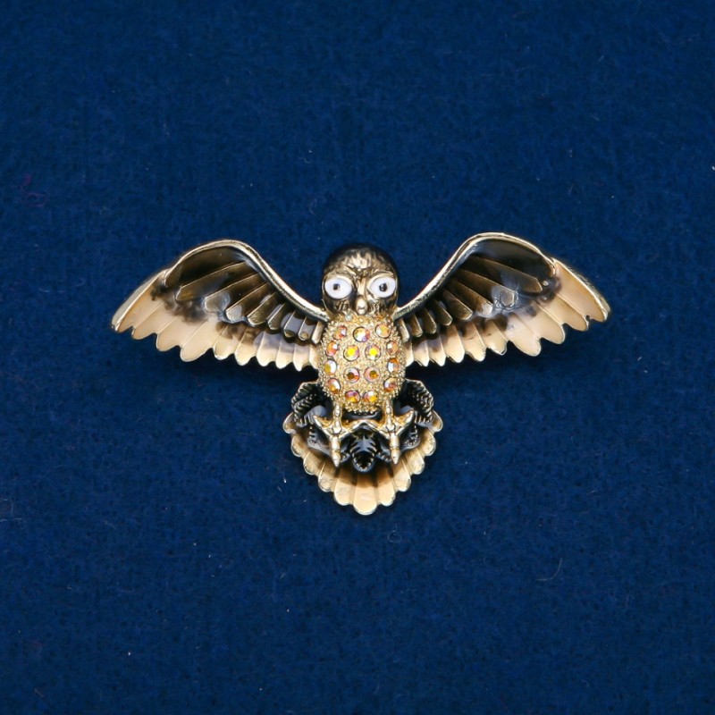 Vogelbrosche mit Emaille und petrolfarbenen Strasssteinen, goldfarbenes Metall 65 × 35 mm +