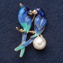 Brosche „Paar Papageien“ 5,5×2 cm, blaue Emaille, gelbes Metall