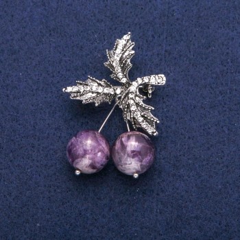 Brosche mit Anhänger 'Kirschen' aus Amethyst-Perlen und weißen Strasssteinen, silberfarbenes Metall 33×48 mm