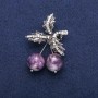 Brosche mit Anhänger 'Kirschen' aus Amethyst-Perlen und weißen Strasssteinen, silberfarbenes Metall 33×48 mm